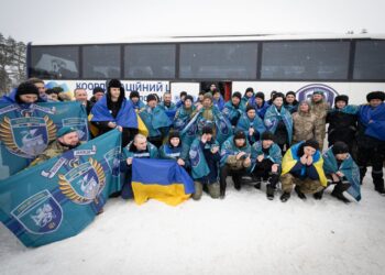 Після трьох років очікування батько дочекався повернення сина з полону: з Росії звільнено 157 українців