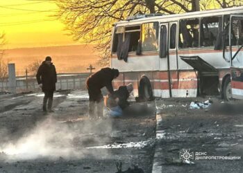 Окупанти вдарили БпЛА по автобусу з шахтарями: є загиблі та поранені