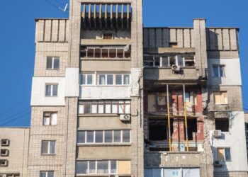 Завершують демонтаж аварійних конструкцій у багатоповерхівці на ж/м Тополя, пошкодженій внаслідок атаки БпЛА