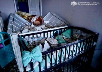 У Дніпрі після комбінованого обстрілу патрульні врятували жінку з двома дітьми