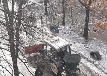 Маленькі тракторці Дніпра: як містяни допомагають чистити дороги від ожеледиці
