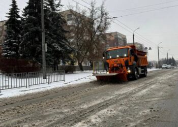 У Дніпрі через сніг і крижаний дощ водіїв просять не виїжджати без нагальної потреби