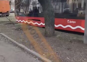 У Дніпрі новий низькопідлоговий трамвай зійшов з рейок