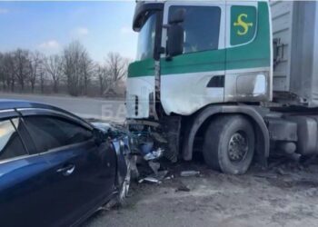 ДТП на трасі Запоріжжя — Дніпро: вантажівка протаранила легковик