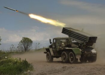 Масований обстріл Нікополя: поранено двох залізничників, зафіксовано пожежу