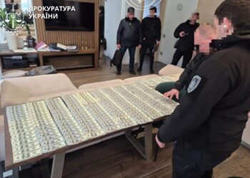У Дніпрі колишню військову підозрюють у зловживанні впливом за 20 тисяч доларів