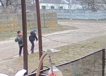 У Дніпрі двоє 7-річних хлопців закидали камінням вікна приватних будинків