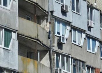 На проспекті Науки чоловіка врятували від стрибка з балкону