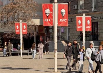 Європейська площа в Дніпрі: людина лежать посеред дороги