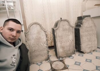 У Солоному встановили старовинні надгробки дітей родини Бергманів
