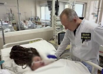 Поранену під час атаки дрона у Нікополі жінку рятують у Дніпрі