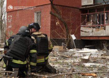 Двоє постраждалих у Дніпрі після влучання російського дрона в багатоповерхівку