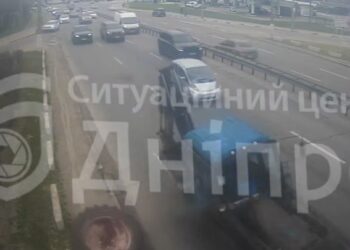 У Дніпрі відвалилося колесо трактора прямо на ходу
