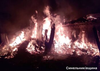 Ворог атакував Дніпропетровщину: пошкоджені підприємства та транспорт, виникла пожежа