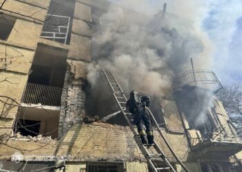 У Дніпрі внаслідок атаки росіян пошкоджено багатоповерхівку, пʼятеро поранених