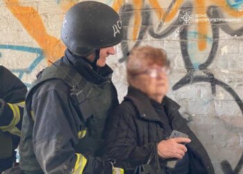 У Дніпрі на місці влучання розгорнули штаб допомоги: є поранені та значні руйнування