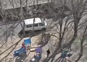 У Дніпрі чоловіка оточили працівники ТЦК та посадили в бус — соцмережі