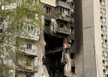 У Дніпрі триває ліквідація наслідків атаки: мешканців частково пускають до будинку