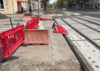 У Дніпрі триває ремонт трамвайного переїзду на перехресті Паторжинського та проспекту Науки