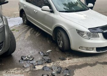 Ворог атакував два райони Дніпропетровщини: пошкоджені будинки, авто та інфраструктура