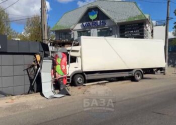 Вантажівка влетіла в магазин на проспекті Івана Мазепи: знесла огорожу та стовпчики