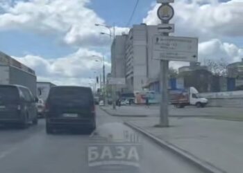 У Дніпрі перекрито вул. Василя Сухомлинського: утворилися затори, змінено рух транспорту