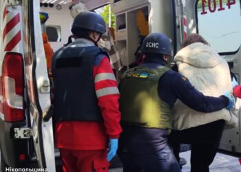 За день ворог атакував три райони Дніпропетровщини: поранені люди, пошкоджені будинки та автобус