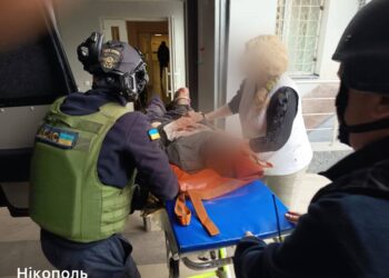 Окупанти атакували цивільну автівку в Нікополі: троє поранених