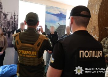 У Дніпрі викрили офісний кол-центр шахраїв: підозри отримали 8 осіб