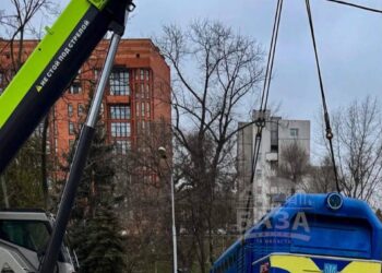 У Дніпрі з парку Глоби евакуювали тепловоз дитячої залізниці
