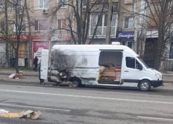 У Нікополі дрон РФ атакував мікроавтобус із великодніми пасками