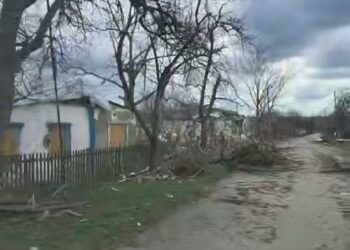 Жінка живе у зруйнованому будинку після трьох «прильотів» на Синельниківщині