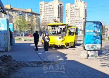 У Нікополі російський дрон атакував автобус міського транспорту