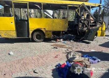 Вісім постраждалих після обстрілу автобуса в Нікополі залишаються в лікарнях