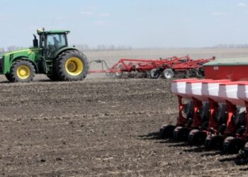 Аграріям Дніпропетровщини дозволили працювати цілодобово