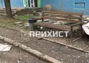 У Нікополі дрон влетів у багатоповерхівку: пожежі та руйнування