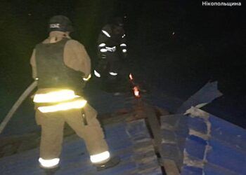 Ворог атакував Дніпропетровщину: пожежі та пошкодження у двох районах області