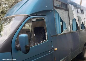 На Дніпропетровщині FPV-дрони атакували автобус і громади: є поранені