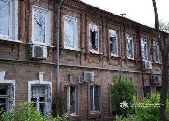 Через ранкову атаку на Дніпро пошкоджені будинки та авто