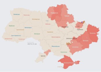 РФ зранку запустила до 200 дронів: є загроза балістики та «Кинджалів»