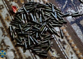 На Дніпропетровщині затримали двох чоловіків за спробу продажу зброї та боєприпасів