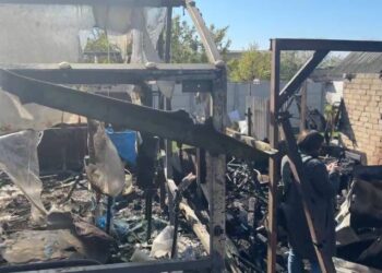 Наслідки влучання російського дрона на лівому березі Дніпра: пошкоджені будинки та знищена літня кухня