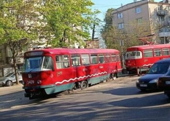 У Дніпрі на проспекті Мазепи трамвай зійшов з рейок