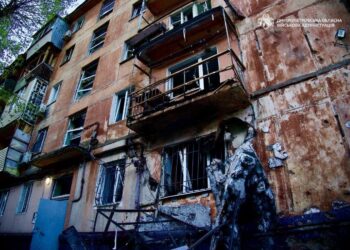 Наслідки нічної атаки рф на Дніпро: горіла квартира, є пошкодження та постраждалі