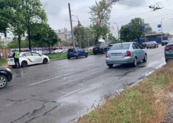 ДТП на Січіславській Набережній у Дніпрі: Hyundai після зіткнення врізався у стовп