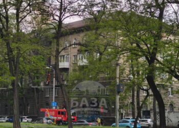 У Дніпрі горить квартира на В’ячеслава Чорновола: працюють рятувальники