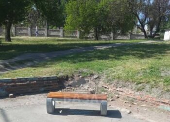 У Павлограді показали стан зупинок громадського транспорту: місцеві називають їх «жорстким мінімалізмом»