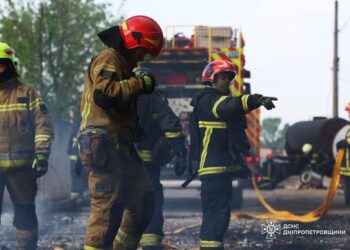 У Самарівському районі ліквідовують масштабну пожежу після атаки