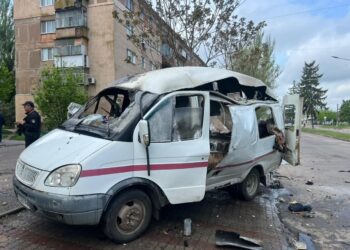 Ворог атакував житловий квартал Марганця: знищено авто аварійної служби та пошкоджено легковик