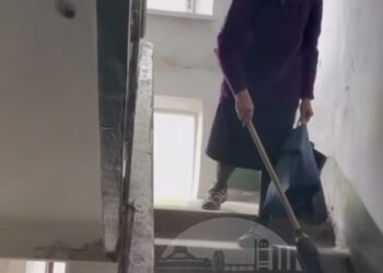 У Марганці під час тривоги жінку прибиральниця виганяла жінку з дітьми  з під’їзду